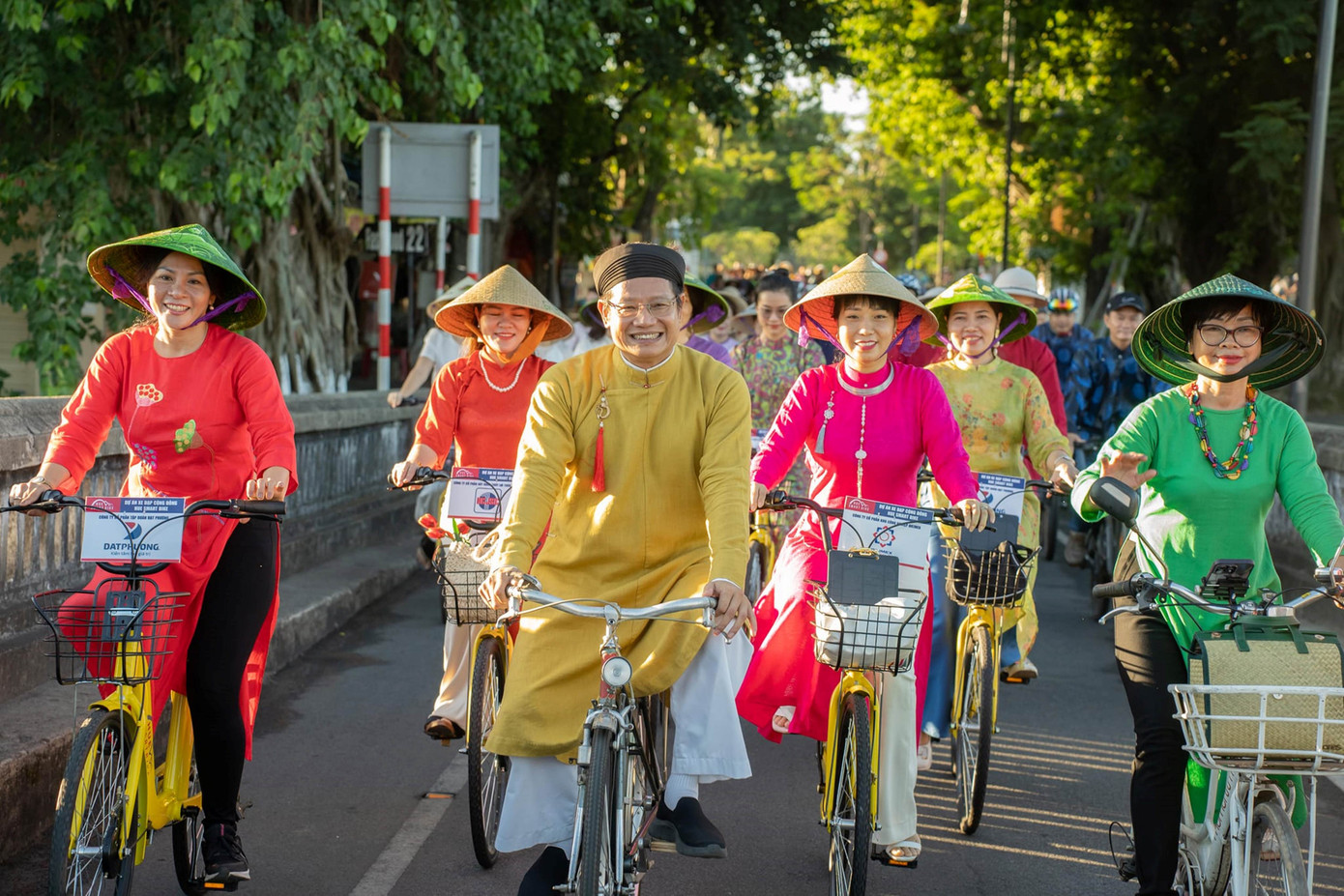 Quảng diễn áo dài bằng xe đạp trên đường phố Huế. Ảnh: Văn Thể Huế Quảng diễn áo dài bằng xe đạp trên đường phố Huế. Ảnh: Văn Thể Huế