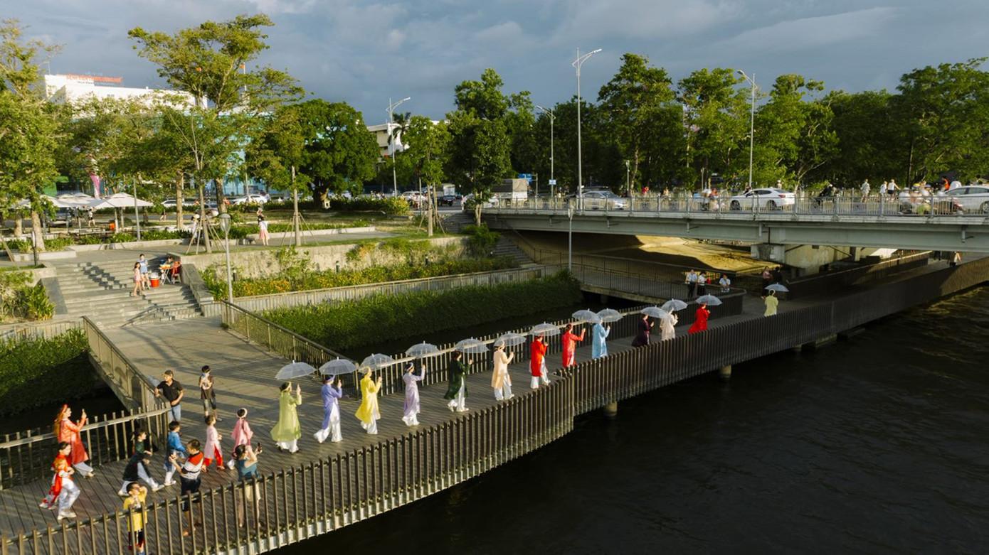 Không gian đặc biệt của cầu gỗ lim càng tô thêm vẻ đẹp, nét đặc biệt, sự lộng lẫy của áo dài Huế, áo dài Việt Nam. Ảnh: Đình Hoàng Không gian đặc biệt của cầu gỗ lim càng tô thêm vẻ đẹp, nét đặc biệt, sự lộng lẫy của áo dài Huế, áo dài Việt Nam. Ảnh: Đình Hoàng