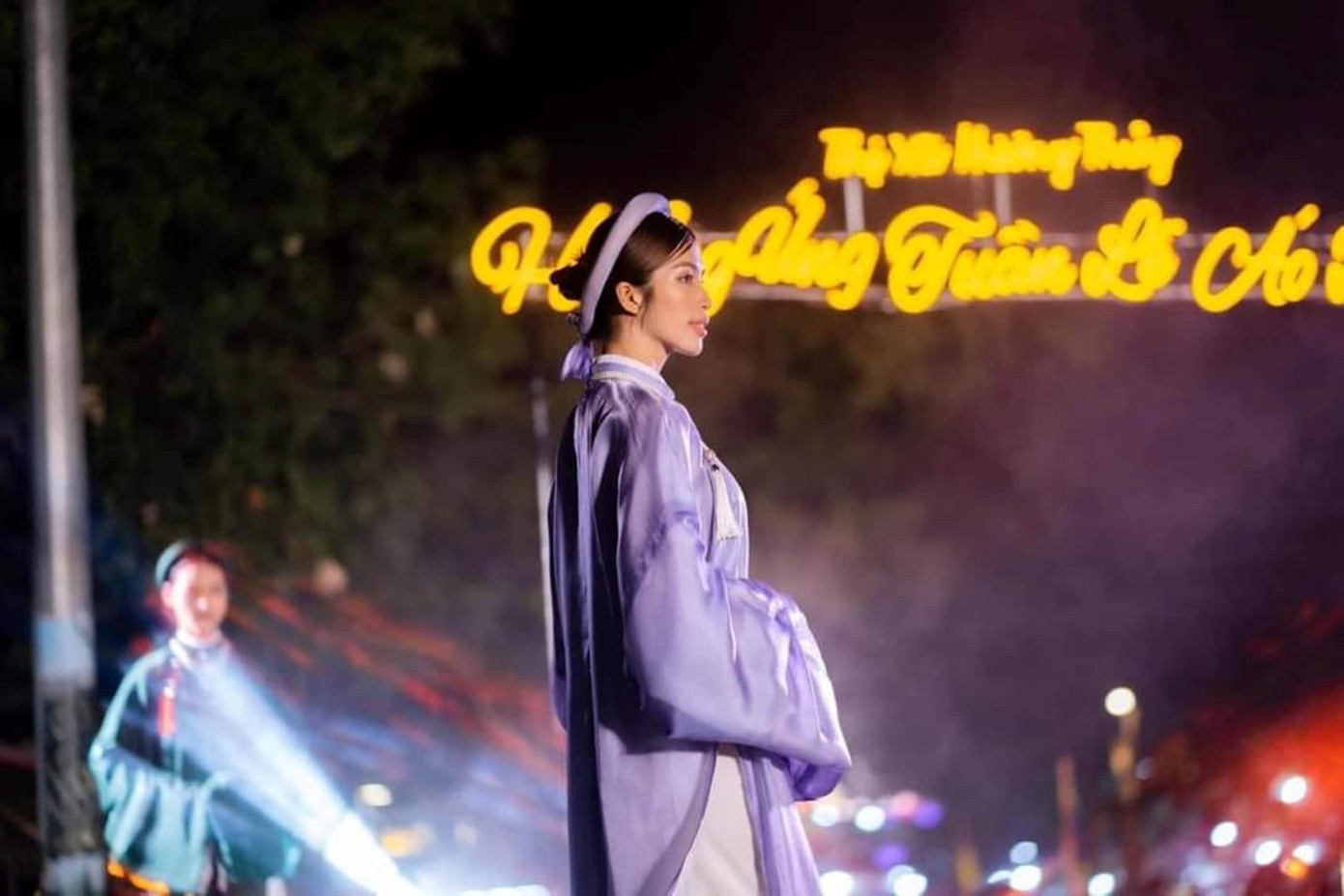 Áo dài chợ quê cầu ngói Thanh Toàn. Ảnh: Văn Thể Huế Áo dài chợ quê cầu ngói Thanh Toàn. Ảnh: Văn Thể Huế