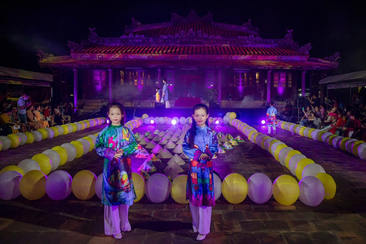 Áo dài truyền thống hòa vào không gian cổ xưa. Ảnh: Đình Hoàng Áo dài truyền thống hòa vào không gian cổ xưa. Ảnh: Đình Hoàng