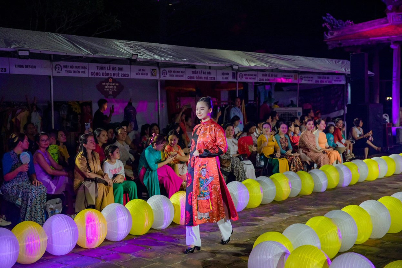 Sắc màu lộng lẫy của áo dài truyền thống giữa Di sản Cố đô Huế. Ảnh: Đình Hoàng Sắc màu lộng lẫy của áo dài truyền thống giữa Di sản Cố đô Huế. Ảnh: Đình Hoàng