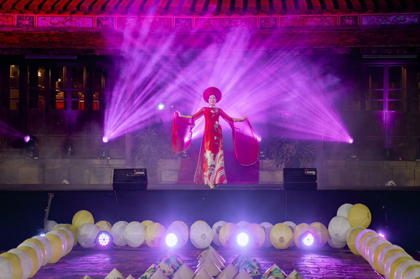 Chương trình diễn ra tại không gian di tích Quốc Tử giám triều Nguyễn. Ảnh: Đình Hoàng Chương trình diễn ra tại không gian di tích Quốc Tử giám triều Nguyễn. Ảnh: Đình Hoàng