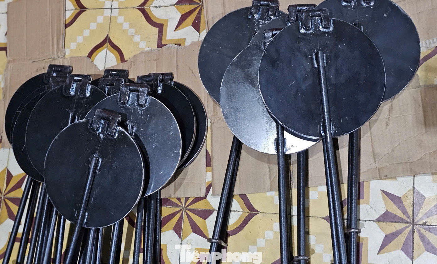 Làm nghề rèn hàng chục năm tại Bao Vinh, ông Huỳnh Hữu Đạo (75 tuổi) cho rằng để sống được với nghề trong thời đại hiện nay, ngoài đáp ứng nhu cầu thông thường của khách hàng, người sản xuất phải áp dụng thêm khoa học công nghệ, chịu khó tìm thị trường ở các địa phương, tích cực tìm hiểu nhịp sống phát triển của xã hội để sản xuất những mặt hàng mà thị trường cần. Làm nghề rèn hàng chục năm tại Bao Vinh, ông Huỳnh Hữu Đạo (75 tuổi) cho rằng để sống được với nghề trong thời đại hiện nay, ngoài đáp ứng nhu cầu thông thường của khách hàng, người sản xuất phải áp dụng thêm khoa học công nghệ, chịu khó tìm thị trường ở các địa phương, tích cực tìm hiểu nhịp sống phát triển của xã hội để sản xuất những mặt hàng mà thị trường cần.