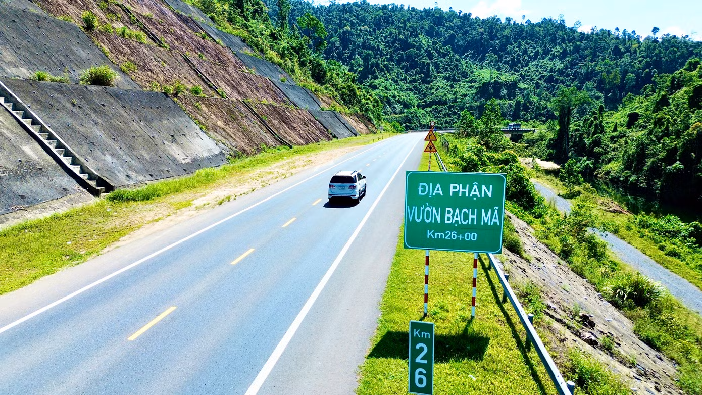 Đáng chú ý, trong tổng số chiều dài 60,7km toàn tuyến, cao tốc La Sơn – Hòa Liên có đến 9,5km đi xuyên qua phạm vi lâm phần thuộc quản lý của Vườn Quốc gia Bạch Mã (đoạn từ Km26+500 đến Km36+000).