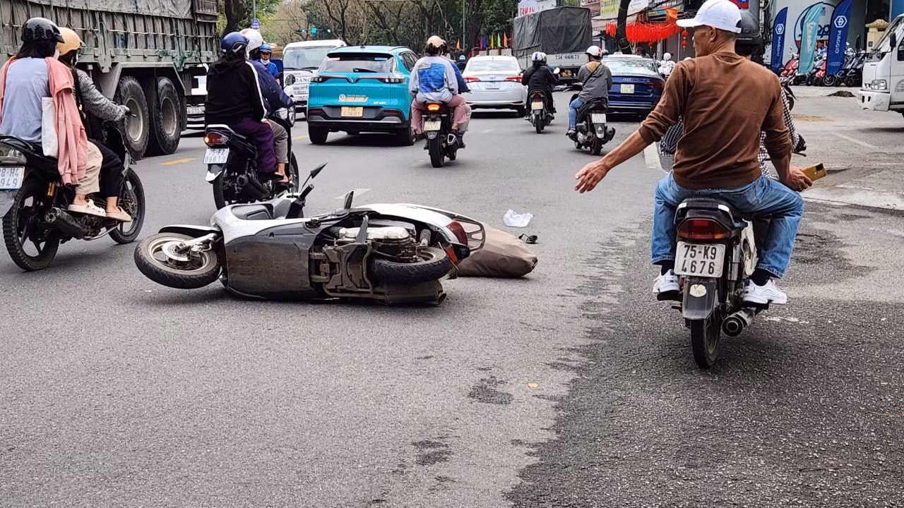 Khoảng 8h30 sáng 12/1, ô tô con hiệu Toyota Raize mang BKS 75A-295.xx (chưa rõ danh tính tài xế) lưu thông trên đường Nguyễn Huệ (theo hướng Bệnh viện Đại học Y dược Huế lên ga Huế), khi đến gần đường Phan Bội Châu thì gặp một xe máy tay ga mang BKS 75K-865xx tại điểm giao nhánh phụ của đường này. Trong ảnh: Chiếc xe gắn máy đầu tiên gặp nạn liên quan vụ tai nạn giao thông của ô tô hiệu Toyota Raize (Ảnh: N.V) Khoảng 8h30 sáng 12/1, ô tô con hiệu Toyota Raize mang BKS 75A-295.xx (chưa rõ danh tính tài xế) lưu thông trên đường Nguyễn Huệ (theo hướng Bệnh viện Đại học Y dược Huế lên ga Huế), khi đến gần đường Phan Bội Châu thì gặp một xe máy tay ga mang BKS 75K-865xx tại điểm giao nhánh phụ của đường này. Trong ảnh: Chiếc xe gắn máy đầu tiên gặp nạn liên quan vụ tai nạn giao thông của ô tô hiệu Toyota Raize (Ảnh: N.V)