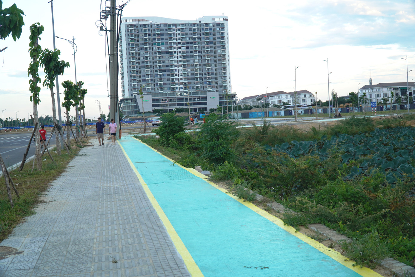 Từ khi hệ thống vỉa hè thuộc các tuyến đường nêu trên được nâng cấp, chỉnh trang và sơn xanh, nơi đây tập trung nhiều người đi dạo, chạy bộ vào mỗi buổi chiều và sáng sớm. Từ khi hệ thống vỉa hè thuộc các tuyến đường nêu trên được nâng cấp, chỉnh trang và sơn xanh, nơi đây tập trung nhiều người đi dạo, chạy bộ vào mỗi buổi chiều và sáng sớm.