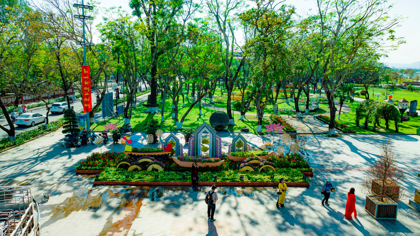 Người lớn tuổi cũng bị thu hút bởi những cụm trang trí bắt mắt bằng hoa lá và các vật dụng nhiều màu sắc tại khu vực công viên phía nam sông Hương. Ảnh: Đình Hoàng