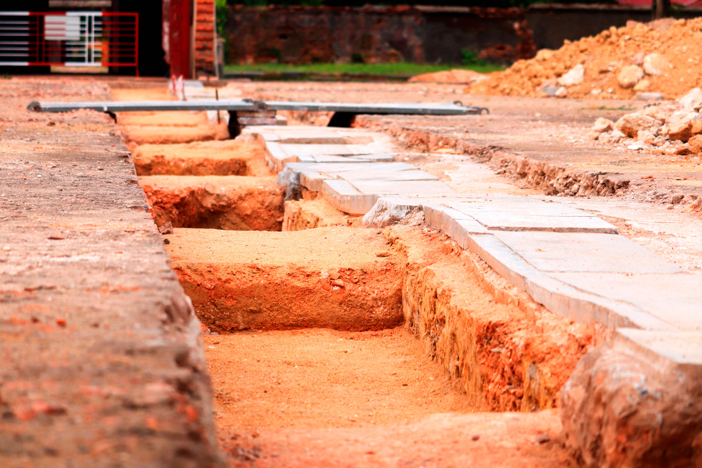 Trong tháng 7/2023, Bảo tàng Lịch sử Quốc gia Việt Nam chủ trì, phối hợp với Trung tâm Bảo tồn Di tích Cố đô Huế khai quật, khảo cổ di tích ngôi điện. Hoạt động này nhằm tạo cơ sở nghiên cứu, xây dựng phương án tu bổ, phục hồi công trình di tích điện Cần Chánh theo nghị quyết đã được đề ra. (Ảnh: Ngọc Văn)