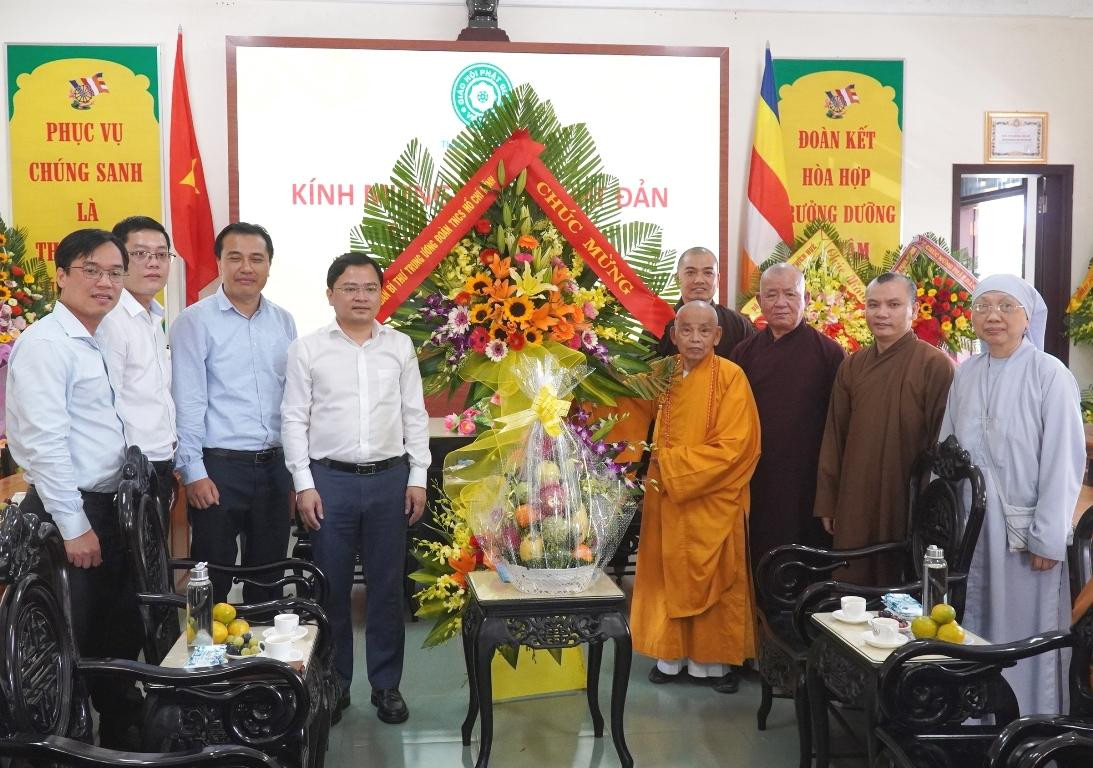 Trước đó, nhân đại lễ Phật đản 2022, vào ngày 12/5, anh Nguyễn Anh Tuấn, Ủy viên T.Ư Đảng, Bí thư thứ nhất T.Ư Đoàn, cùng đoàn công tác của T.Ư Đoàn đã đến thăm, chúc mừng lễ Phật đản Phật lịch 2566 tại Ban Trị sự Giáo hội Phật giáo Việt Nam tỉnh TT-Huế đóng tại chùa Từ Đàm (TP Huế).