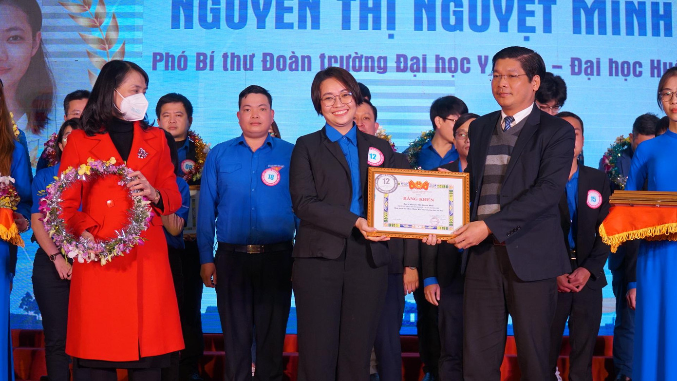 Đây là những thầy thuốc tiêu biểu đạt nhiều thành tích trong học tập và làm theo tấm gương đạo đức Hồ Chí Minh; tận tụy chăm sóc, bảo vệ sức khỏe nhân dân; tích cực tham gia các phong trào tình nguyện vì sức khỏe cộng đồng, có nhiều đóng góp tiêu biểu cho công tác phòng, chống dịch COVID-19 Đây là những thầy thuốc tiêu biểu đạt nhiều thành tích trong học tập và làm theo tấm gương đạo đức Hồ Chí Minh; tận tụy chăm sóc, bảo vệ sức khỏe nhân dân; tích cực tham gia các phong trào tình nguyện vì sức khỏe cộng đồng, có nhiều đóng góp tiêu biểu cho công tác phòng, chống dịch COVID-19