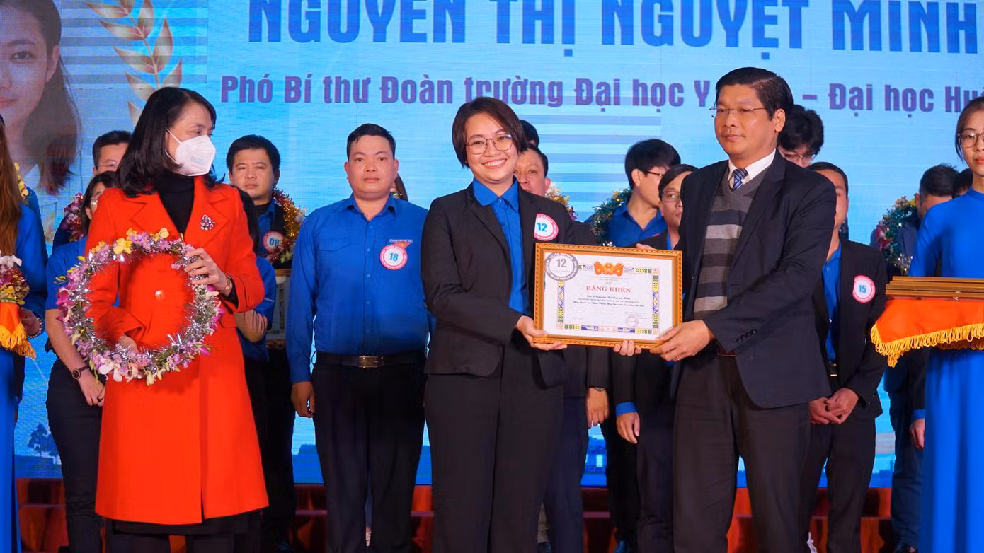 Đây là những thầy thuốc tiêu biểu đạt nhiều thành tích trong học tập và làm theo tấm gương đạo đức Hồ Chí Minh; tận tụy chăm sóc, bảo vệ sức khỏe nhân dân; tích cực tham gia các phong trào tình nguyện vì sức khỏe cộng đồng, có nhiều đóng góp tiêu biểu cho công tác phòng, chống dịch COVID-19 Đây là những thầy thuốc tiêu biểu đạt nhiều thành tích trong học tập và làm theo tấm gương đạo đức Hồ Chí Minh; tận tụy chăm sóc, bảo vệ sức khỏe nhân dân; tích cực tham gia các phong trào tình nguyện vì sức khỏe cộng đồng, có nhiều đóng góp tiêu biểu cho công tác phòng, chống dịch COVID-19