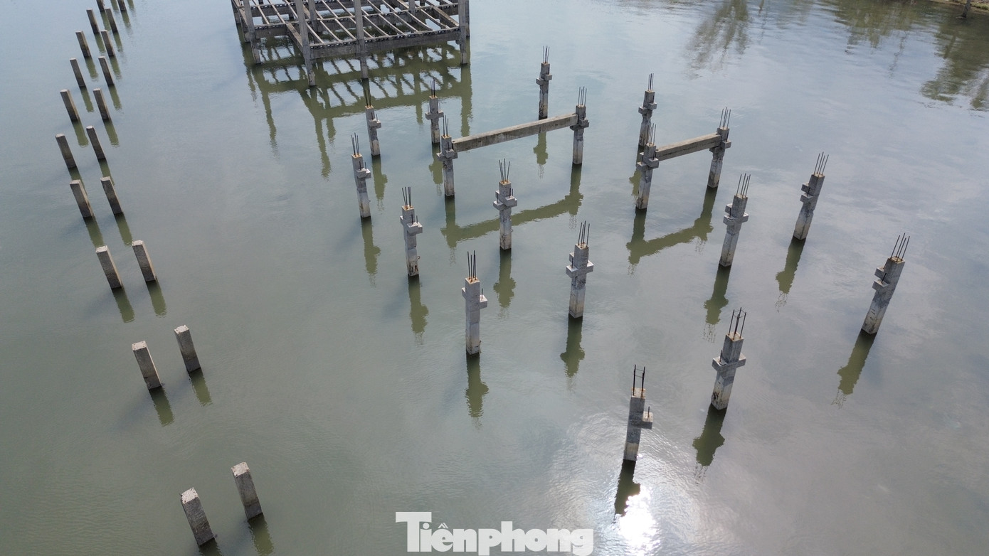 Trao đổi với PV, đại diện Ban Quản lý Khu Kinh tế, Công nghiệp tỉnh TT-Huế cho biết, thời gian vừa qua, Ban đã kêu gọi đầu tư vào khu vực này. Trong trường hợp có nhà đầu tư nghiên cứu, Ban sẽ phối hợp với các đơn vị liên quan và nhà đầu tư để có phương án tận dụng các bãi cọc và những công trình hiện hữu dang dở. Nếu không thể tận dụng, Ban sẽ lập phương án tháo dỡ bãi cọc và các công trình liên quan theo quy định.