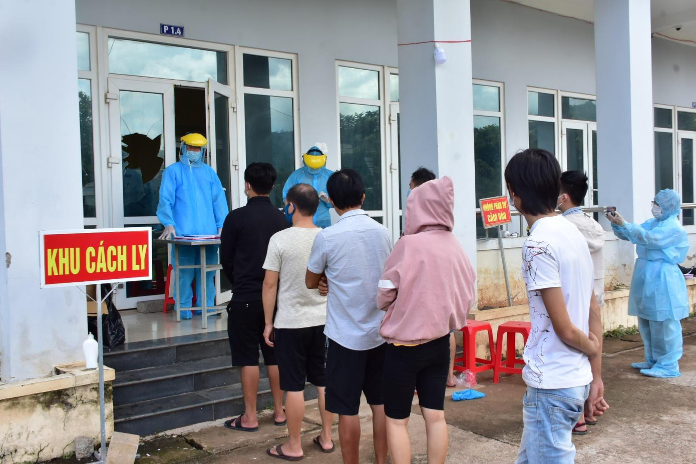 Thực hiện thủ tục giao, nhận công dân giữa cơ quan chức năng Quảng Trị - Huế để chuyển về cách ly tại tỉnh TT-Huế Thực hiện thủ tục giao, nhận công dân giữa cơ quan chức năng Quảng Trị - Huế để chuyển về cách ly tại tỉnh TT-Huế