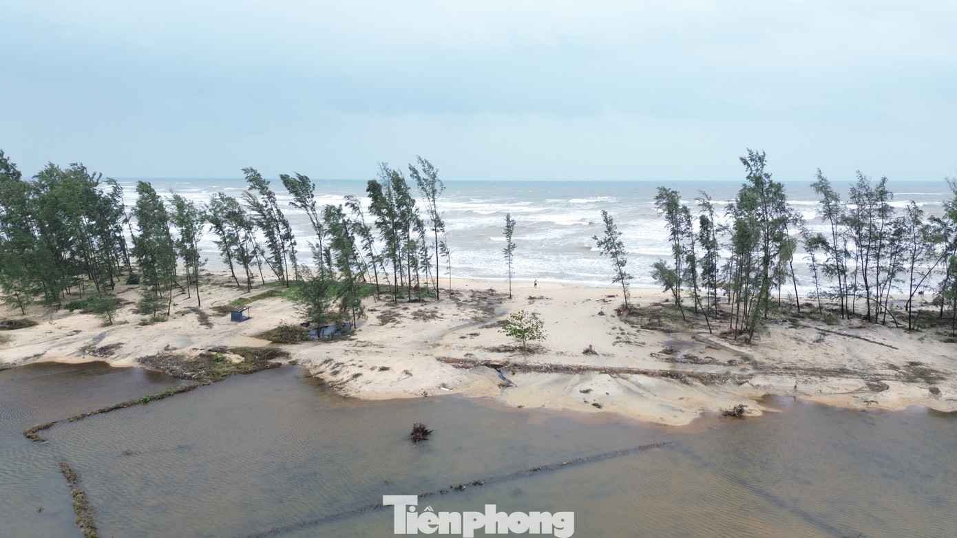 Đoạn đường trở thành bãi bồi cát biển.