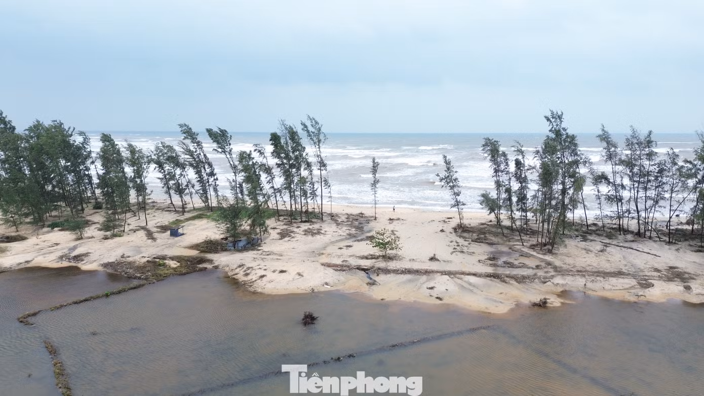 Đoạn đường trở thành bãi bồi cát biển.