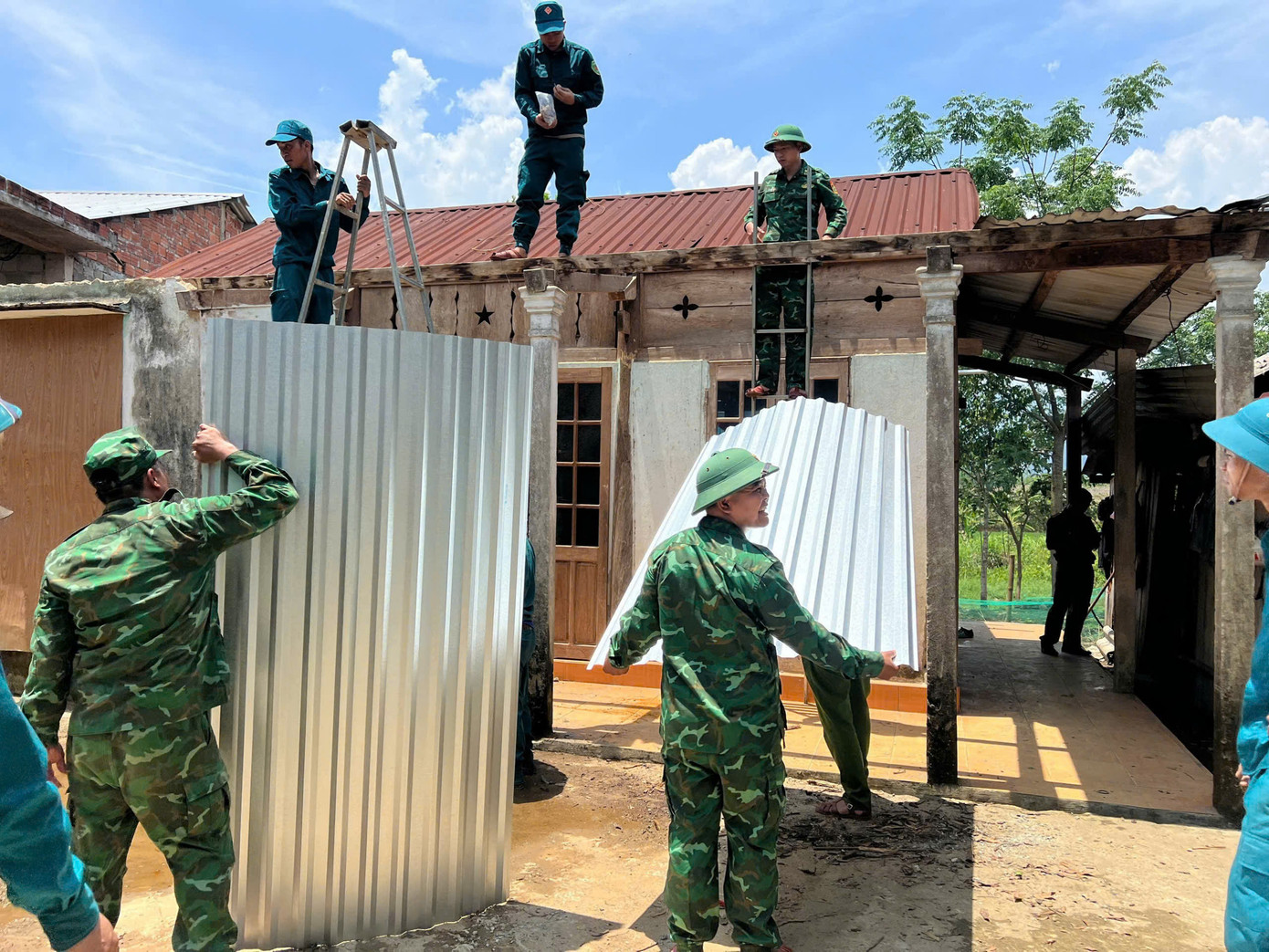 Trận lốc đã làm 28 công trình nhà cửa, trường học bị hư hại.