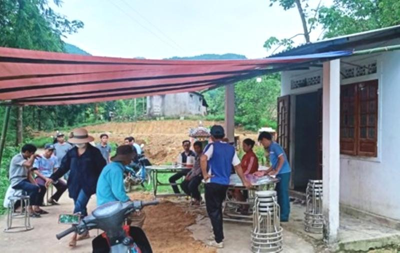 Gia đình, lối xóm tổ chức lo hậu sự cho cháu C.