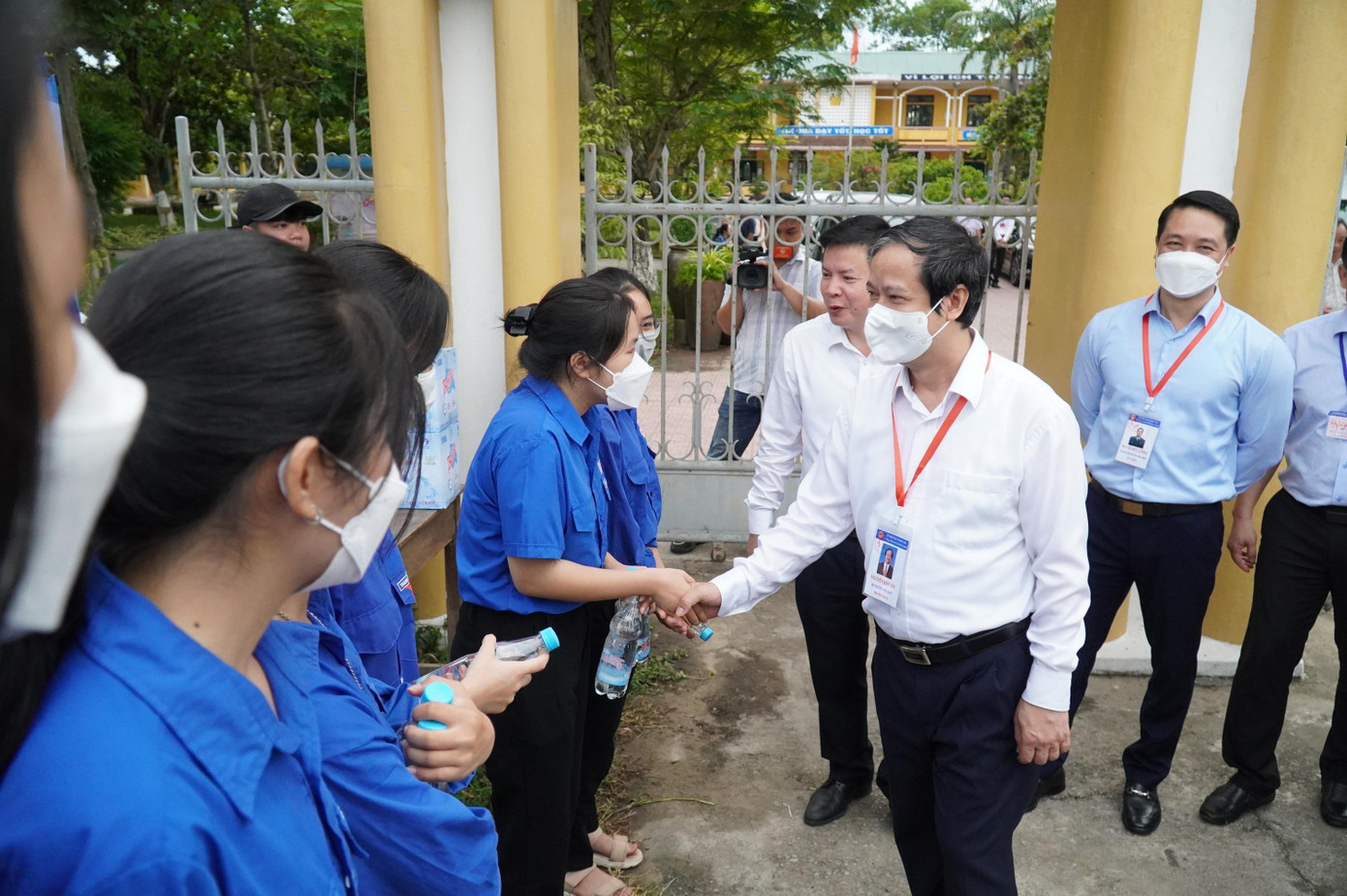 Bộ trưởng GD&ĐT Nguyễn Kim Sơn động viên các tình nguyện viên Tiếp sức mùa thi tại điểm thi Trường THPT Đặng Huy Trứ, thị xã Hương Trà, TT-Huế, vào sáng 7/7. Bộ trưởng GD&ĐT Nguyễn Kim Sơn động viên các tình nguyện viên Tiếp sức mùa thi tại điểm thi Trường THPT Đặng Huy Trứ, thị xã Hương Trà, TT-Huế, vào sáng 7/7.