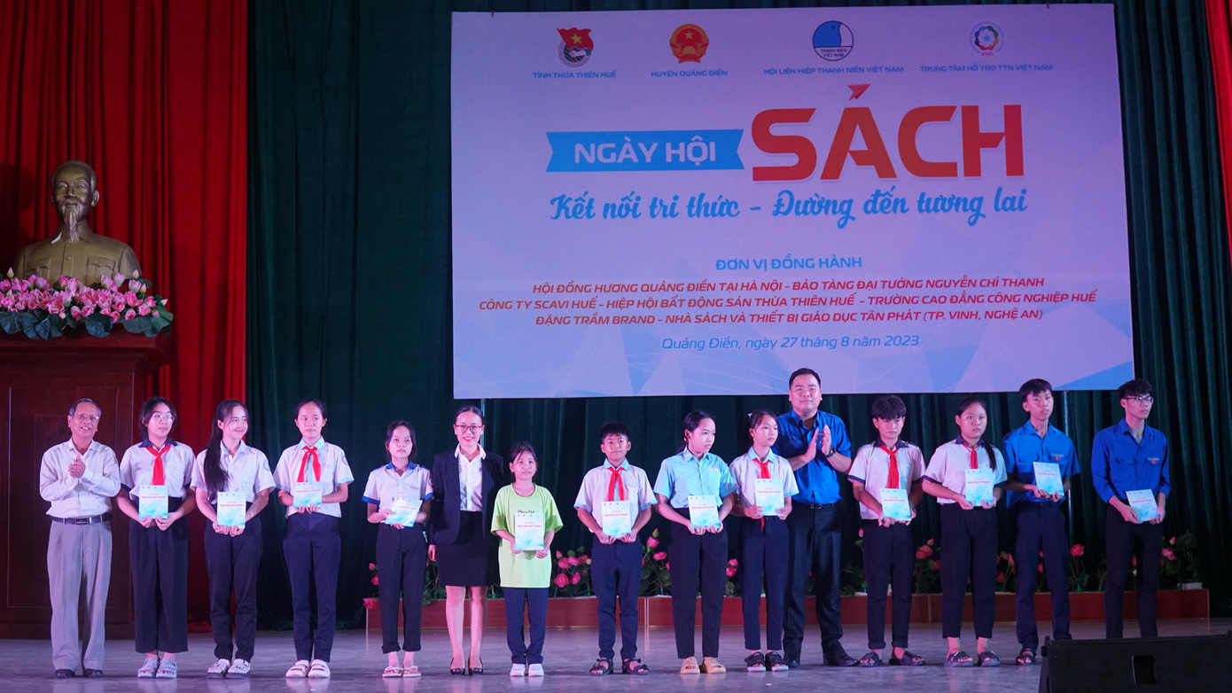 Tặng học bổng cho học sinh có hoàn cảnh khó khăn.