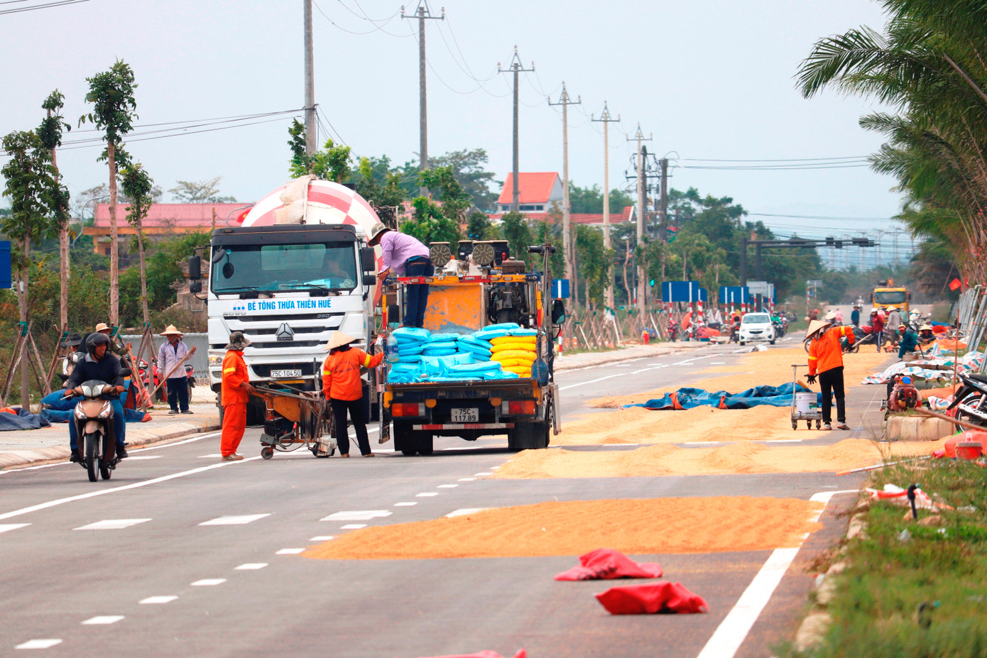 Hành vi chiếm đường phơi lúa kéo dài từ xã Phú Mỹ sang Phú An, huyện Phú Vang. Thậm chí nối dài về đoạn đường giáp qua phường Thuận An, TP Huế.