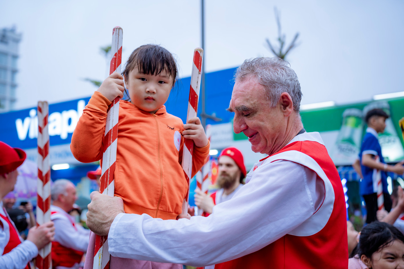 Bày tỏ sự thân thiện, yêu quý với trẻ nhỏ.