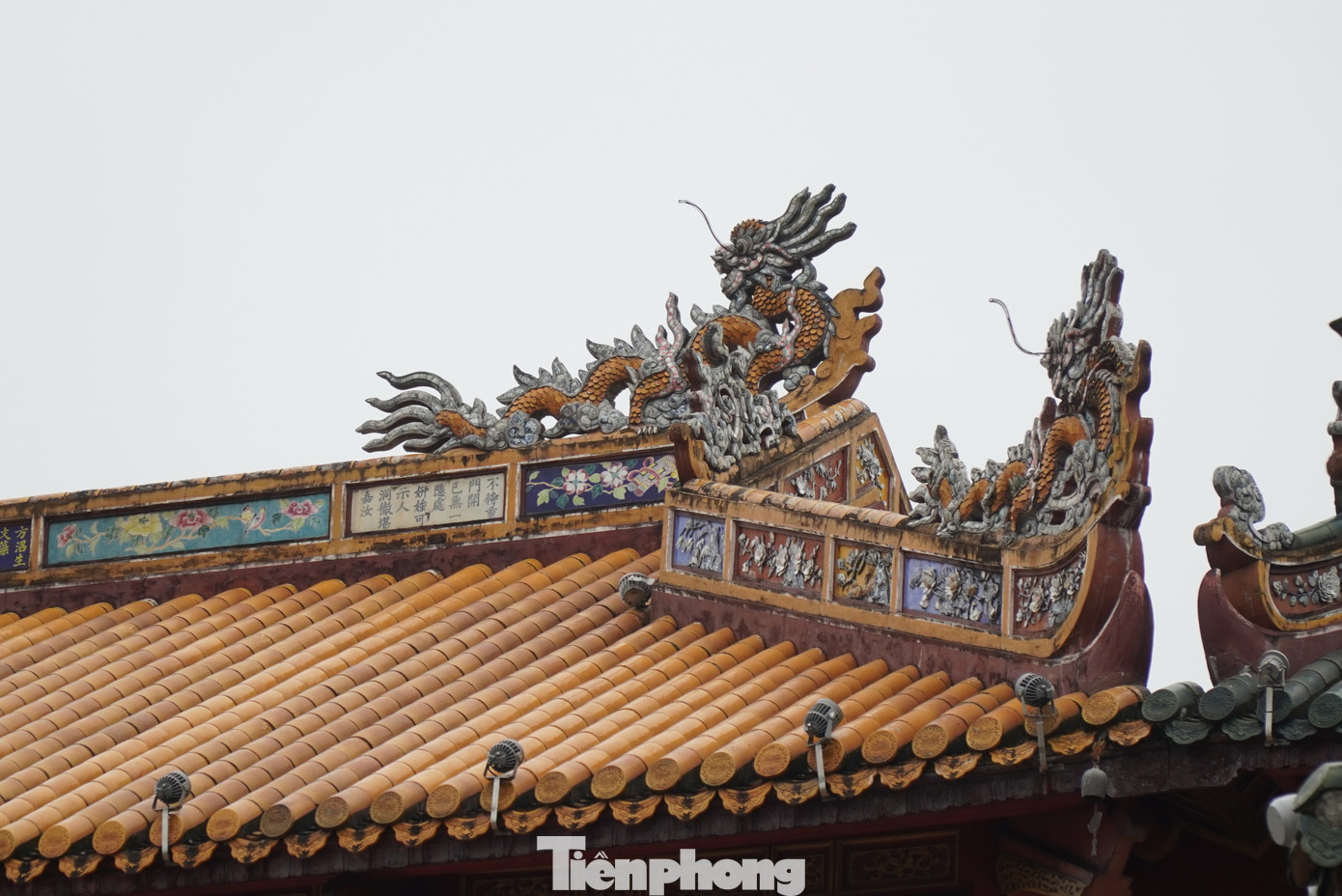 Một cụm hình tượng rồng trang trí trên lầu Ngũ Phụng thuộc cổng Ngọ môn - Đại nội Huế.