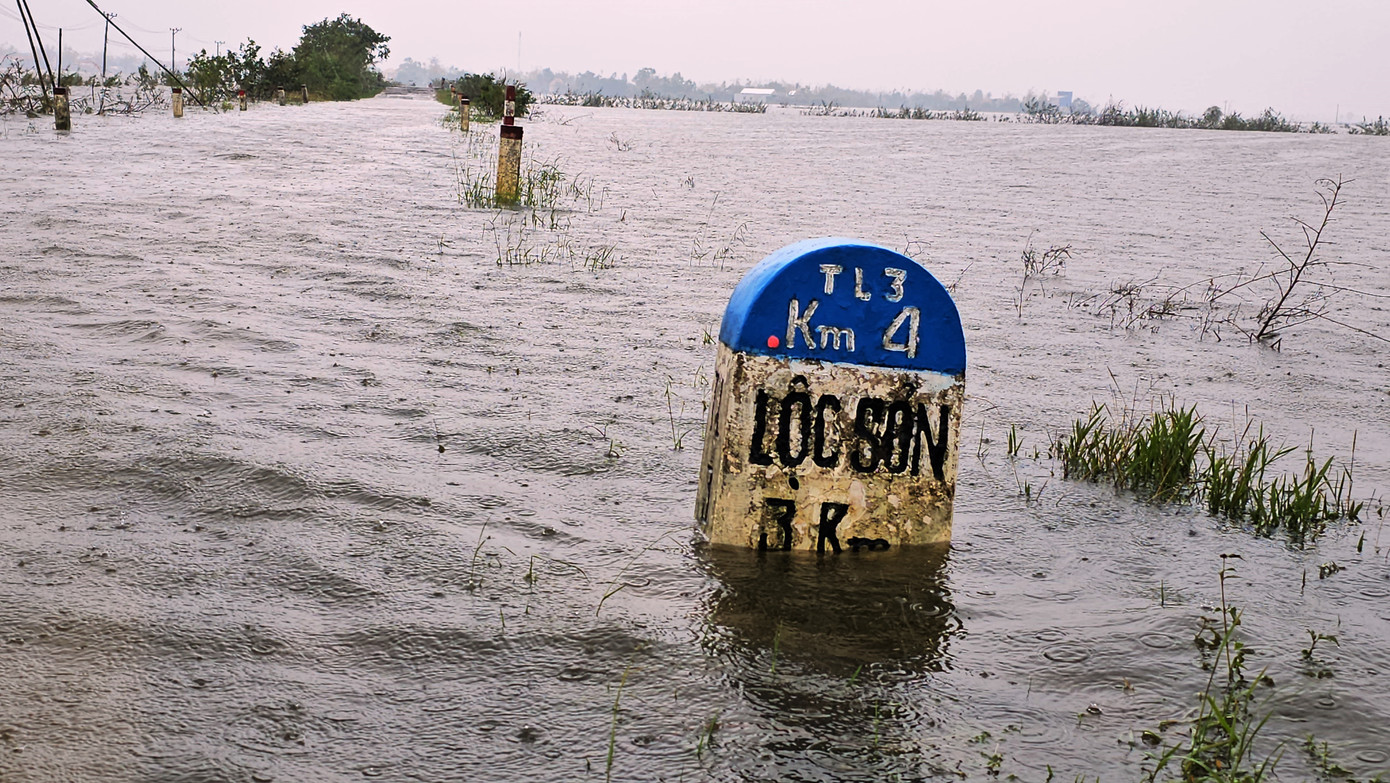 Tuyến Tỉnh lộ 3 qua xã Phú Hồ, huyện Phú Vang, bị ngập lụt nhiều ngày lại tiếp tục có nguy cơ ngập sâu hơn do mưa lớn tiếp diễn.