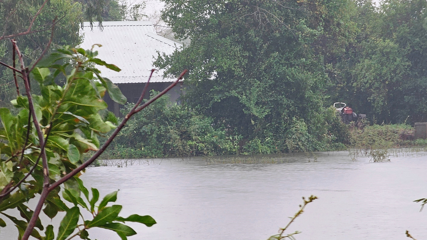 Nước lụt bủa vây nhà dân tại xã Thủy Thanh.