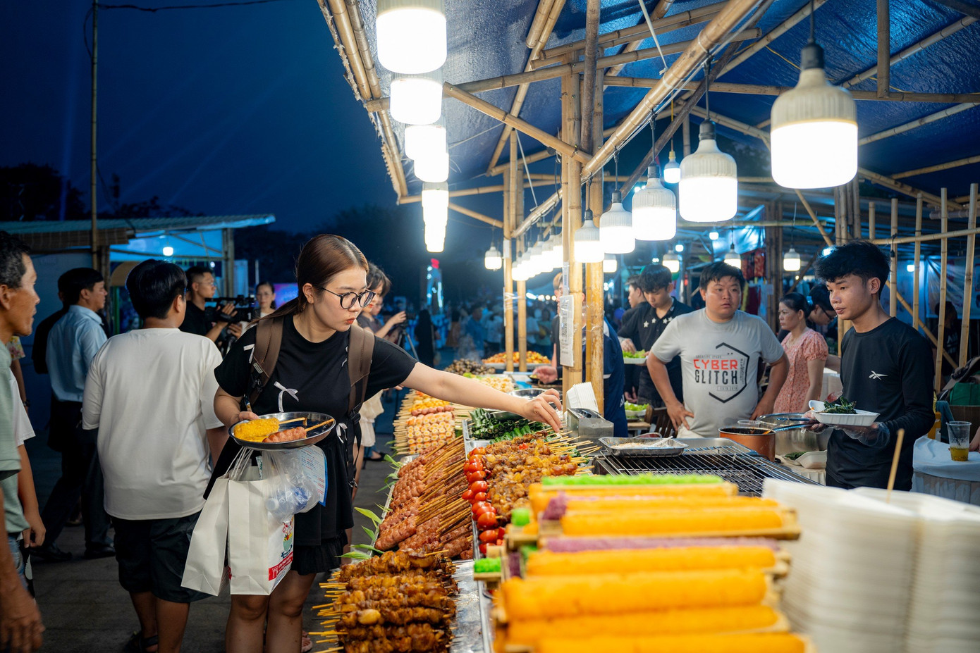 Khoảng 200 món ngon được giới thiệu đến du khách, người dân dịp này. Ảnh: Đình Hoàng.