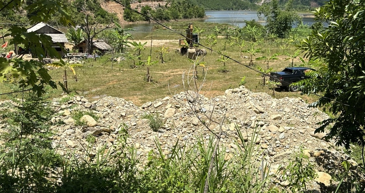 Khu vực tập kết cát, đá, sỏi tại xã Trung Sơn sau được xúc dọn, chuyển về từ suối A Lin (xã Hồng Vân). Ảnh: Khánh Nguyễn Khu vực tập kết cát, đá, sỏi tại xã Trung Sơn sau được xúc dọn, chuyển về từ suối A Lin (xã Hồng Vân). Ảnh: Khánh Nguyễn