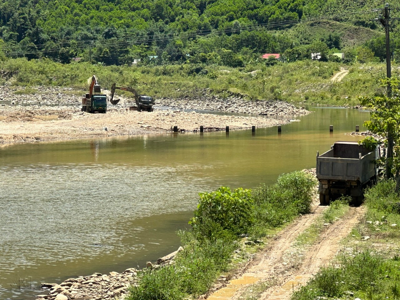 Chính quyền địa phương, cơ quan chức năng tại huyện A Lưới đã yêu cầu tạm dừng hoạt động đào múc cát sỏi, đá lòng suối liên quan đến thủy điện. Ảnh: Khánh Nguyễn Chính quyền địa phương, cơ quan chức năng tại huyện A Lưới đã yêu cầu tạm dừng hoạt động đào múc cát sỏi, đá lòng suối liên quan đến thủy điện. Ảnh: Khánh Nguyễn