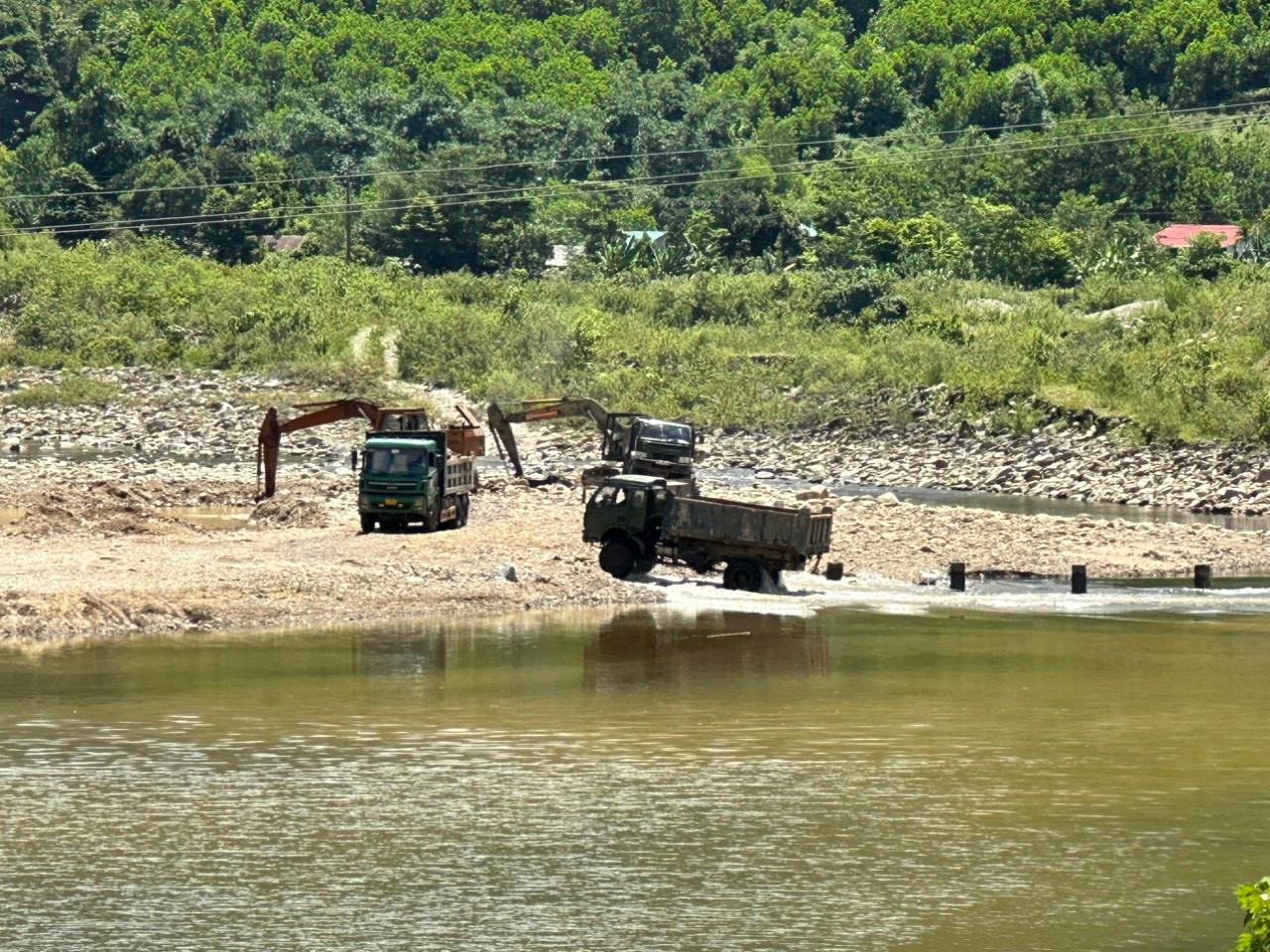 Các phương tiện xúc cát, sỏi tại khu vực suối A Lin (xã Hồng Vân, huyện A Lưới, TT-Huế) khi chưa được cấp có thẩm quyền chấp thuận. Ảnh: Khánh Nguyễn Các phương tiện xúc cát, sỏi tại khu vực suối A Lin (xã Hồng Vân, huyện A Lưới, TT-Huế) khi chưa được cấp có thẩm quyền chấp thuận. Ảnh: Khánh Nguyễn