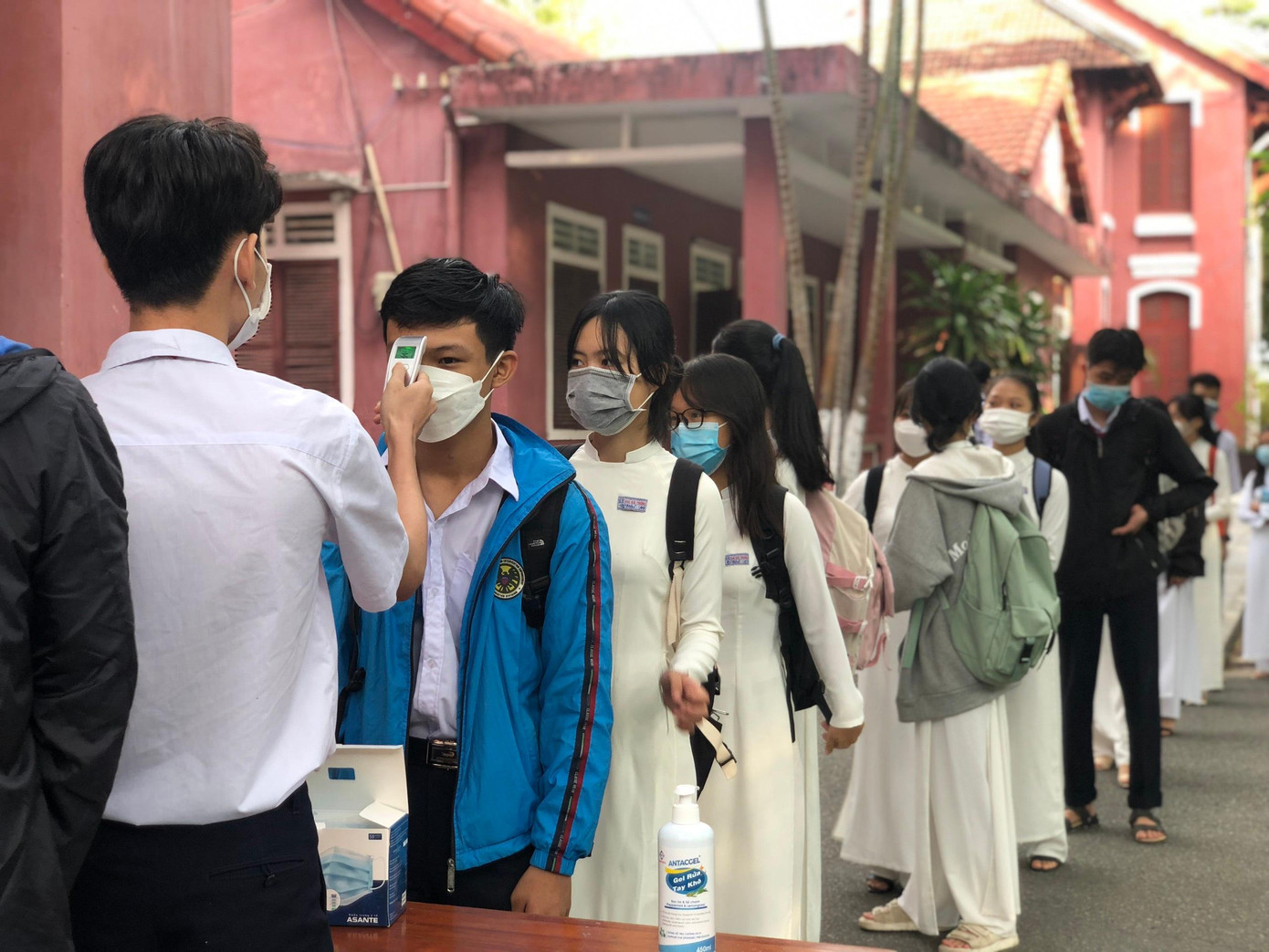 Tuân thủ sát khuẩn, đo thân nhiệt tại trường