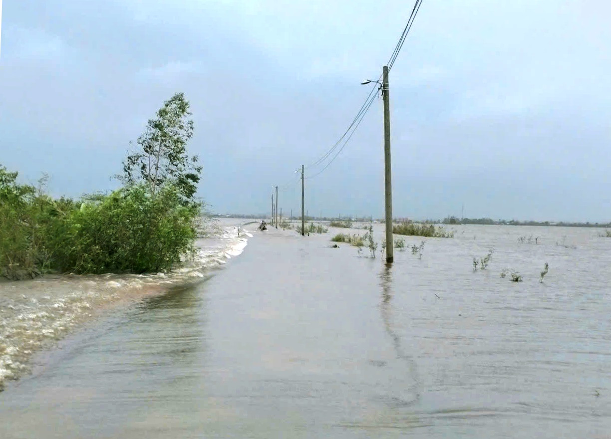 Lũ lụt tại TT-Huế rút dần, nhưng vẫn còn ở mức cao ở những địa bàn thấp trũng.