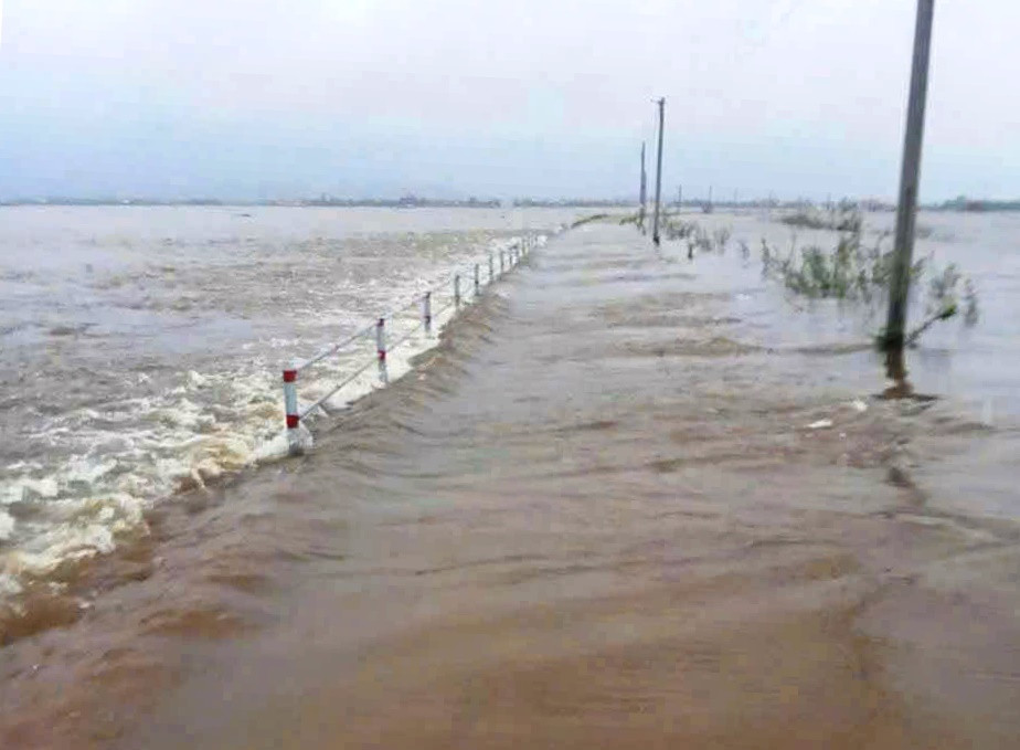 Đường sá đi lại tại xã vùng trũng Phú Lương, huyện Phú Vang, vẫn ngập lụt gây ách tắc giao thông, học sinh không thể đến trường.