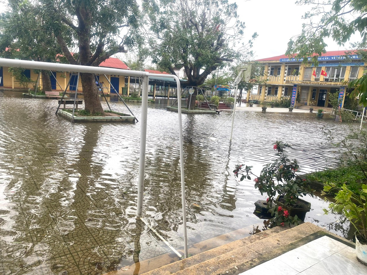 Nước lụt chưa rút khỏi khuôn viên nhiều trường học vùng trũng tỉnh TT-Huế, gây khó khăn cho công tác dạy học.