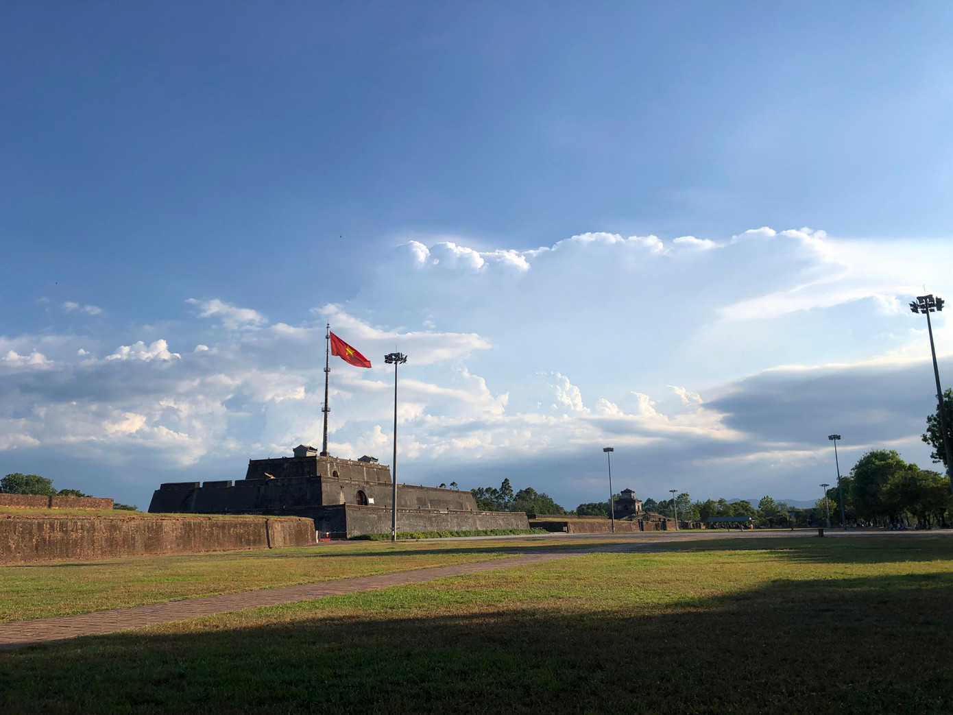 Các khu di tích ở Cố đố Huế khi không xảy ra dịch bệnh luôn nhộn nhịp du khách tham quan. Tuy nhiên, 3 tháng lại đây kể từ khi dịch bệnh COVID-19 bùng phát mạnh tại nhiều địa phương, các điểm tham quan, khu di tích tại Huế luôn trong cảnh vắng lặng vì tạm ngưng đón khách để tập trung cho công tác phòng, chống dịch COVID-19. Trong ảnh: Quảng trường Ngọ Môn, di tích Kỳ Đài vắng khách