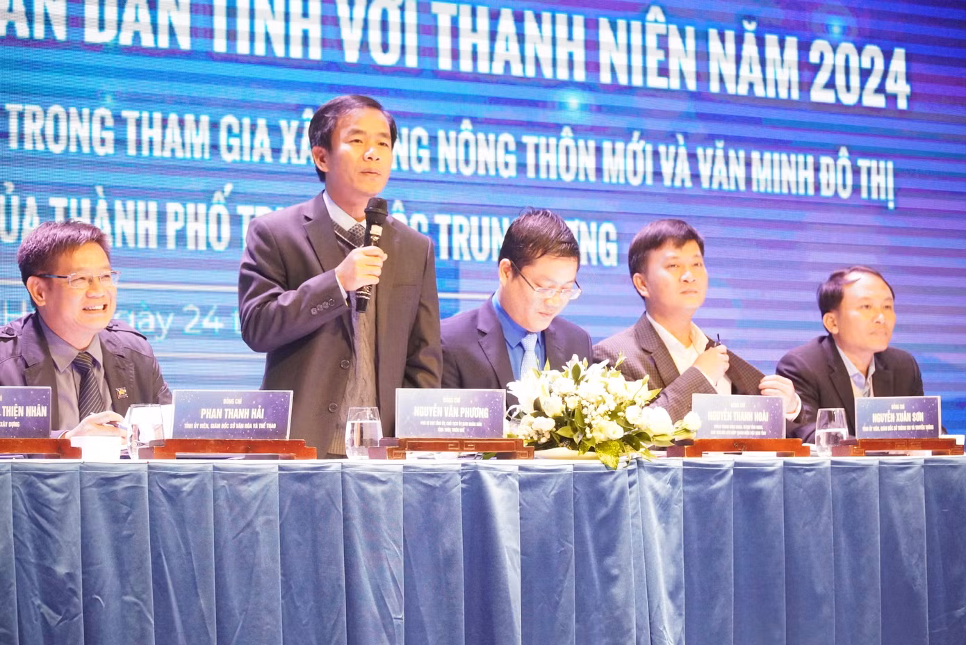 Chủ tịch UBND tỉnh TT-Huế chủ trì hội nghị.