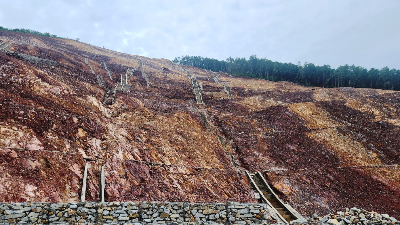 Việc xử lý điểm sạt trượt tại vị trí phức tạp, với chiều dài từ đỉnh đồi cao 154m xuống mặt đường cao tốc, với 15 mái cơ, trong khi vẫn phải đảm bảo vận hành khai thác tuyến cao tốc bình thường, nên thời gian thi công kéo dài hơn so với dự kiến ban đầu.