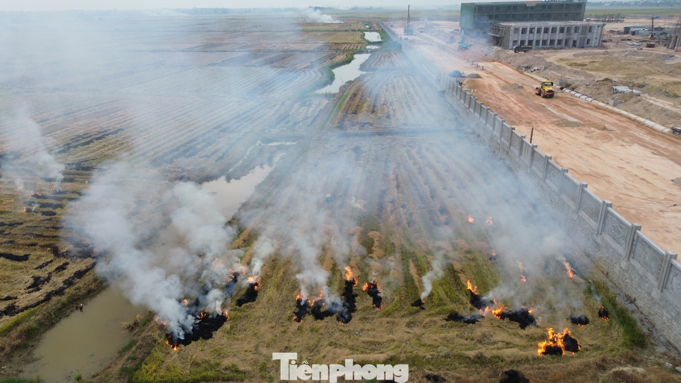 Những ngày qua, cứ vào buổi trưa hoặc chiều tối, tại nhiều cánh đồng tại phường An Đông, Thủy Vân (quận Thuận Hóa, TP Huế) hay xã Thủy Thanh (thị xã Hương Thủy), Phú Mỹ (huyện Phú Vang), phường Hương Chữ (thị xã Hương Trà)… lại xảy ra vấn nạn đốt rơm rạ sau thu hoạch lúa. Những lớp khói dày đặc không chỉ bao phủ không gian đồng ruộng, mà còn lan vào đường phố, khu dân cư và cả những khu đô thị cao cấp giữa trung tâm Huế, gây ô nhiễm môi trường, ảnh hưởng an toàn đi lại. Những ngày qua, cứ vào buổi trưa hoặc chiều tối, tại nhiều cánh đồng tại phường An Đông, Thủy Vân (quận Thuận Hóa, TP Huế) hay xã Thủy Thanh (thị xã Hương Thủy), Phú Mỹ (huyện Phú Vang), phường Hương Chữ (thị xã Hương Trà)… lại xảy ra vấn nạn đốt rơm rạ sau thu hoạch lúa. Những lớp khói dày đặc không chỉ bao phủ không gian đồng ruộng, mà còn lan vào đường phố, khu dân cư và cả những khu đô thị cao cấp giữa trung tâm Huế, gây ô nhiễm môi trường, ảnh hưởng an toàn đi lại.