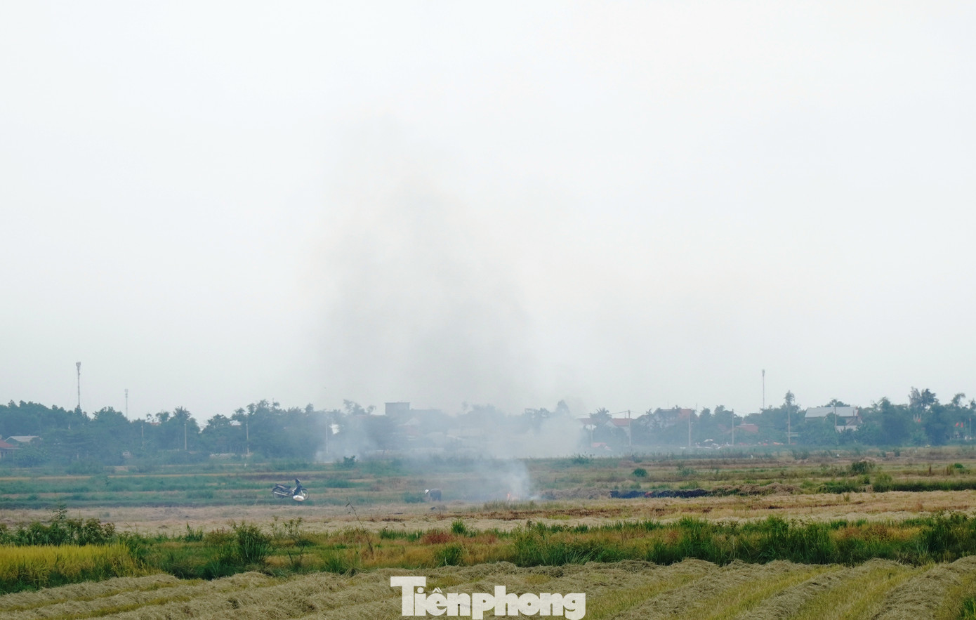 Những ngày qua, cứ vào buổi trưa hoặc chiều tối, tại nhiều cánh đồng tại phường An Đông, Thủy Vân (quận Thuận Hóa, TP Huế) hay xã Thủy Thanh (thị xã Hương Thủy), Phú Mỹ (huyện Phú Vang), phường Hương Chữ (thị xã Hương Trà)… lại xảy ra vấn nạn đốt rơm rạ sau thu hoạch lúa. Những lớp khói dày đặc không chỉ bao phủ không gian đồng ruộng, mà còn lan vào đường phố, khu dân cư và cả những khu đô thị cao cấp giữa trung tâm Huế, gây ô nhiễm môi trường, ảnh hưởng an toàn đi lại. Những ngày qua, cứ vào buổi trưa hoặc chiều tối, tại nhiều cánh đồng tại phường An Đông, Thủy Vân (quận Thuận Hóa, TP Huế) hay xã Thủy Thanh (thị xã Hương Thủy), Phú Mỹ (huyện Phú Vang), phường Hương Chữ (thị xã Hương Trà)… lại xảy ra vấn nạn đốt rơm rạ sau thu hoạch lúa. Những lớp khói dày đặc không chỉ bao phủ không gian đồng ruộng, mà còn lan vào đường phố, khu dân cư và cả những khu đô thị cao cấp giữa trung tâm Huế, gây ô nhiễm môi trường, ảnh hưởng an toàn đi lại.