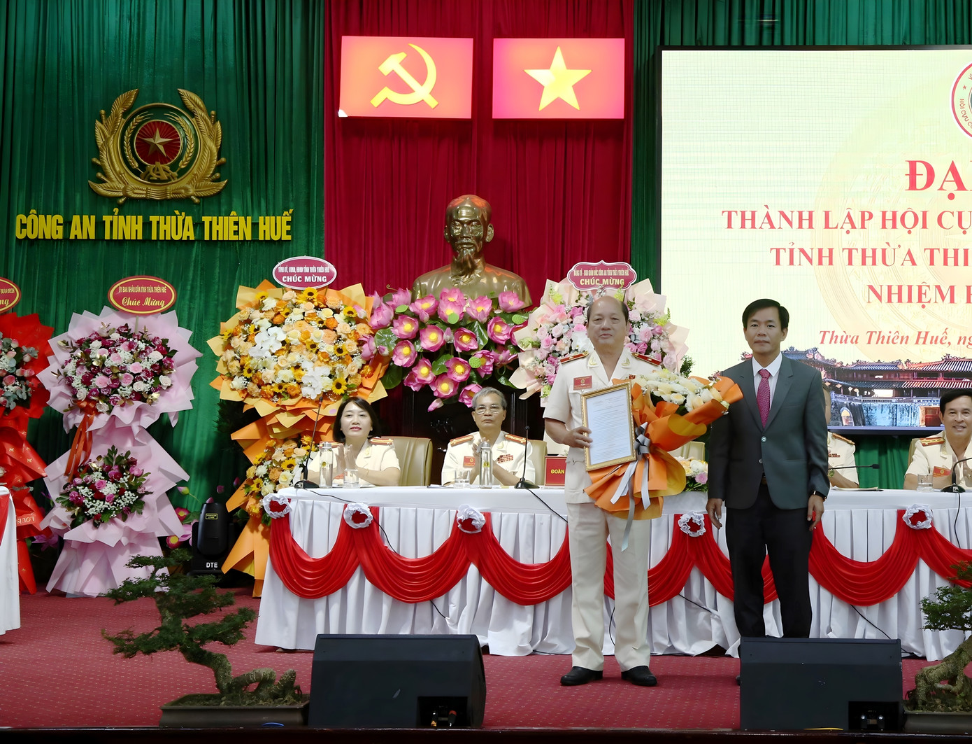 Thiếu tướng Nguyễn Thanh Toàn (bìa trái) - nguyên Giám đốc Công an tỉnh TT-Huế, được đại hội bầu giữ cương vị Chủ tịch Hội Cựu CAND tỉnh lần thứ I. Thiếu tướng Nguyễn Thanh Toàn (bìa trái) - nguyên Giám đốc Công an tỉnh TT-Huế, được đại hội bầu giữ cương vị Chủ tịch Hội Cựu CAND tỉnh lần thứ I.