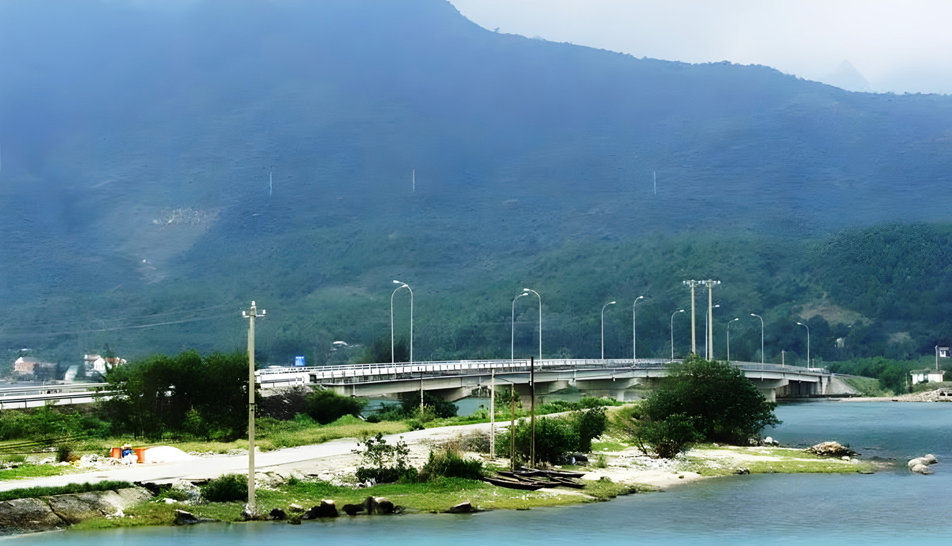 Khu vực cầu Lăng Cô, chân đèo Hải Vân - nơi xảy ra vụ án. Khu vực cầu Lăng Cô, chân đèo Hải Vân - nơi xảy ra vụ án.