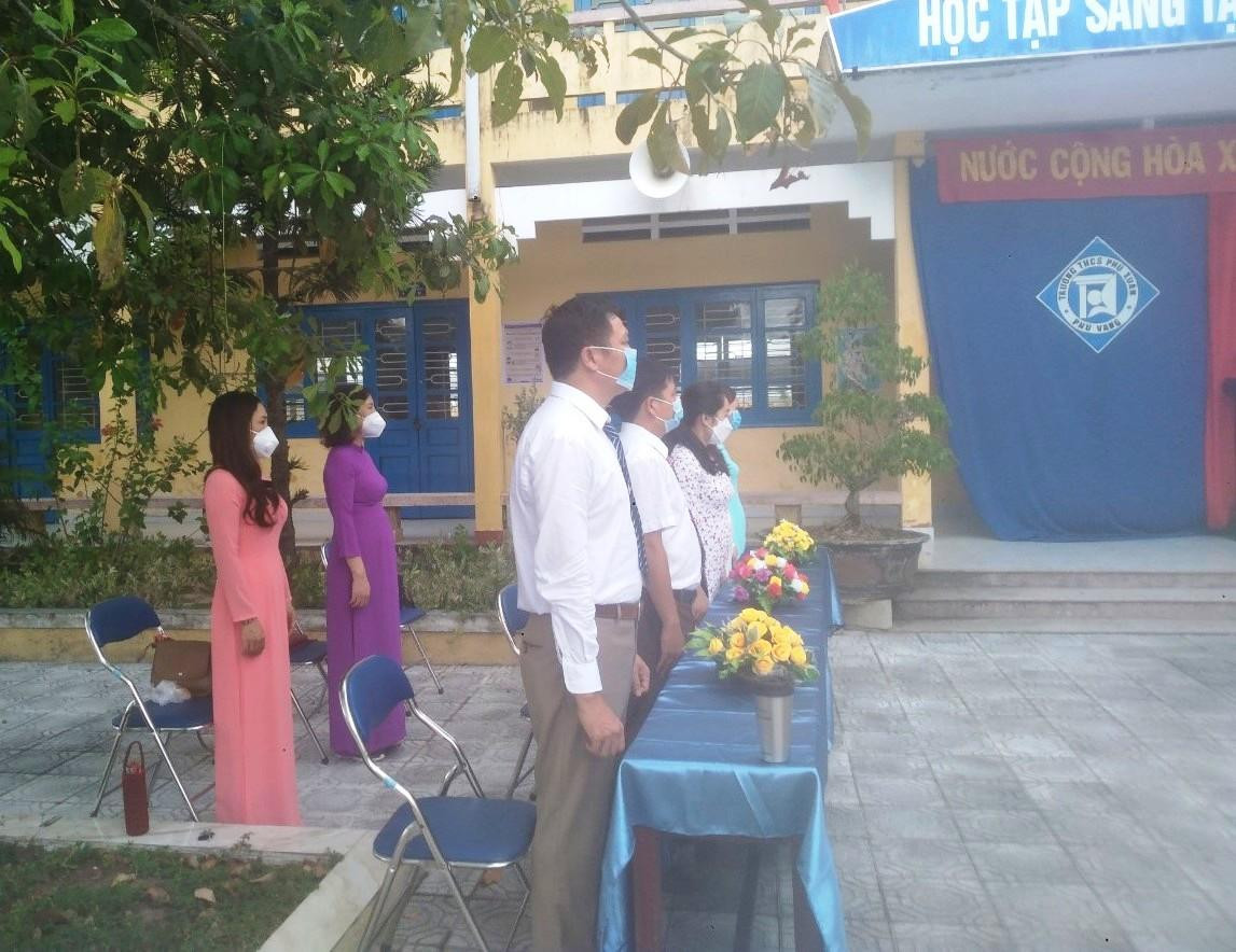 Thầy cô giáo huyện Phú Lộc và Phú Vang dự lễ khai giảng tại trường, theo dõi buổi lễ khai giảng chung phát đi từ Trường Quốc học Huế thông qua đài truyền hình Thầy cô giáo huyện Phú Lộc và Phú Vang dự lễ khai giảng tại trường, theo dõi buổi lễ khai giảng chung phát đi từ Trường Quốc học Huế thông qua đài truyền hình