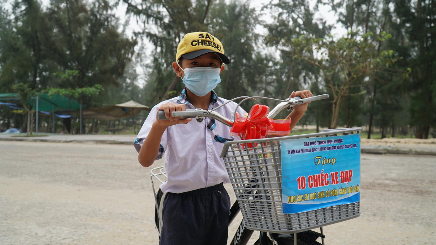 Tặng xe đạp cho học sinh có hoàn cảnh khó khăn Tặng xe đạp cho học sinh có hoàn cảnh khó khăn
