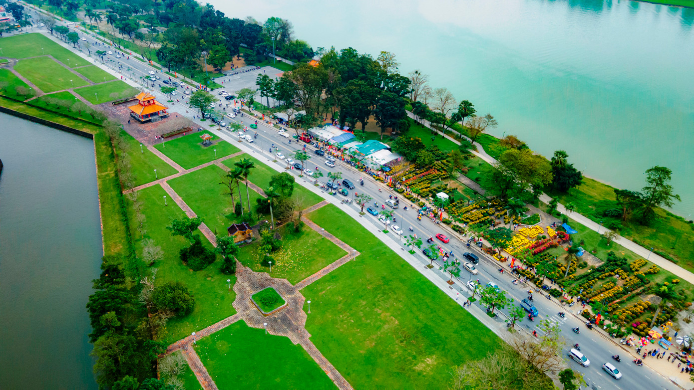 Nổi bật giữa công viên cây xanh, thảm cỏ mượt mà gần di tích Kỳ đài Huế là những cụm trang trí rực rỡ sắc màu của hoa Xuân. Ảnh: Đình Hoàng