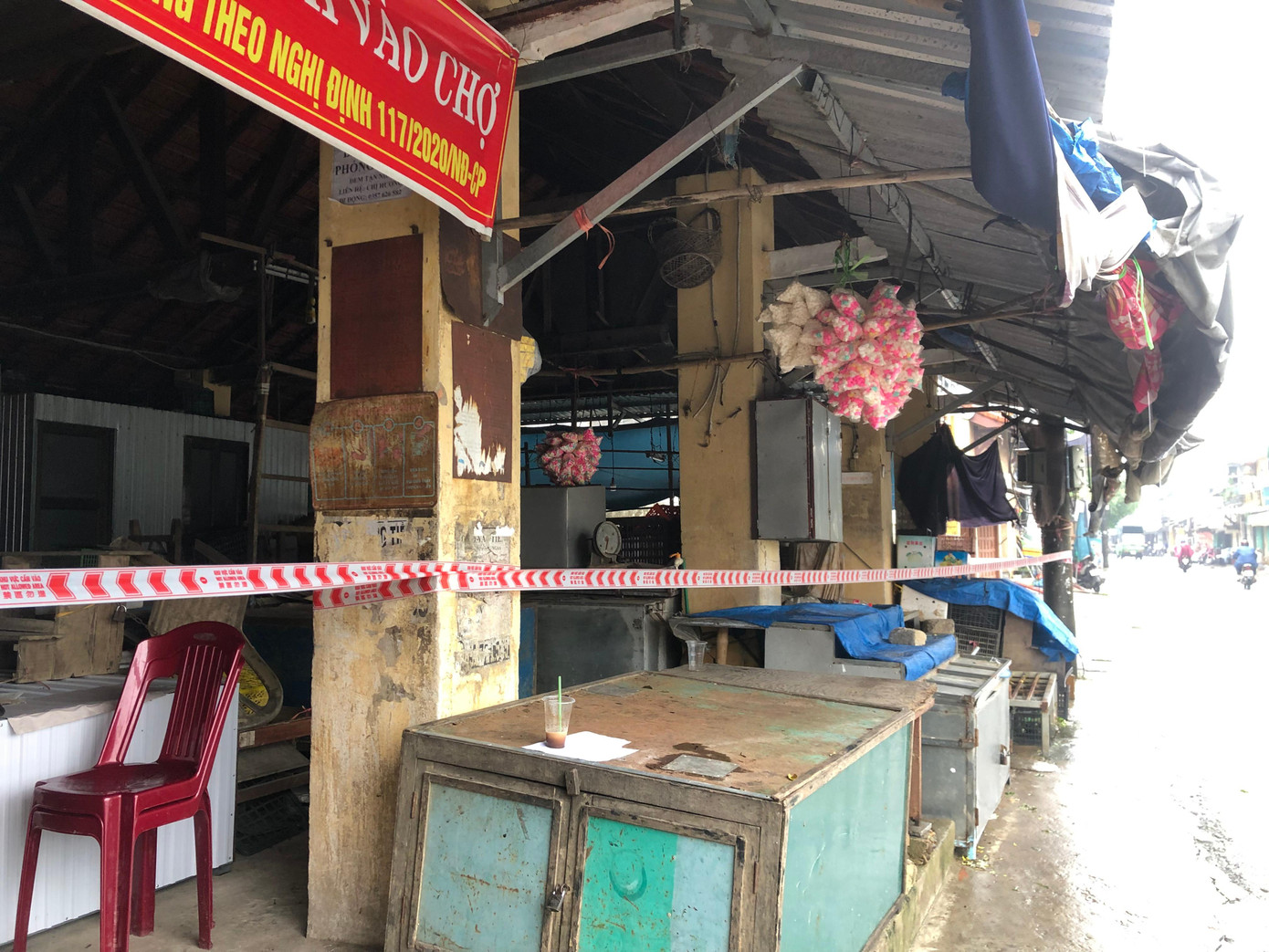 Những gói hàng treo lơ lửng chơ vơ dưới mái nhà sau khi chợ Bao Vinh đóng cửa Những gói hàng treo lơ lửng chơ vơ dưới mái nhà sau khi chợ Bao Vinh đóng cửa