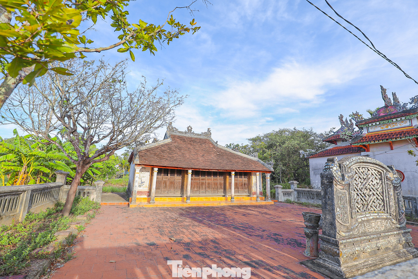 Làng Phước Tích hiện còn lưu giữ một kho tàng di sản văn hóa vật thể khá đồ sộ. Đáng chú ý trong số đó là gần 30 ngôi nhà cổ (chủ yếu là loại nhà rường cổ ba gian hai chái), với 10 nhà cổ có giá trị đặc biệt, với tuổi thọ trên 100 năm.