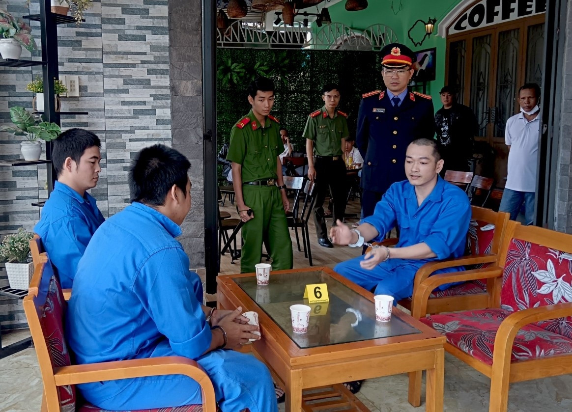 Cơ quan chức năng phối hợp dựng lại hiện trường vụ dùng súng giải quyết mâu thuẫn, nhằm phục vụ công tác điều tra. (Ảnh: VKS)