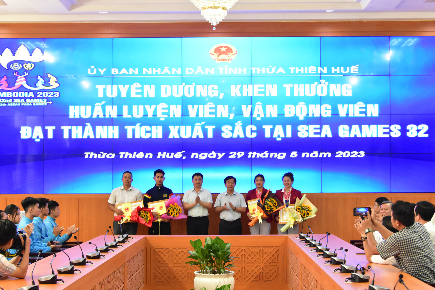 Hai chị em ruột Mỹ Trang, Mỹ Hạnh cùng xuất sắc giành HCV môn vật tự do tại Đại hội thể thao Đông Nam Á lần thứ 32.